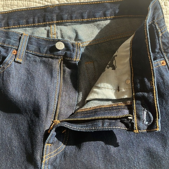 Levi Strauss 505 Denim Jeans Men’s 35 W X 32 L Dark Blue Wash Roomy Fit Classic - Picture 8 of 17